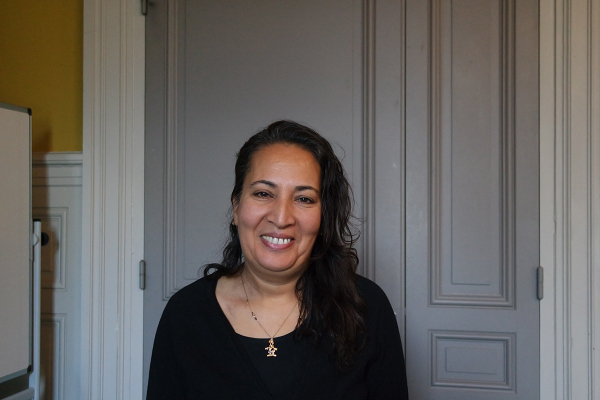 Mouna, bénévole au Secours populaire pour la pièce de Dickens